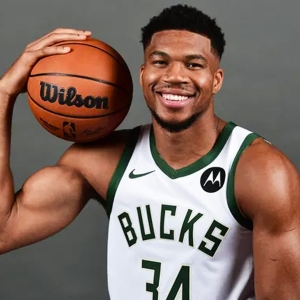 Яннис Адетокумбо (Giannis Antetokounmpo)